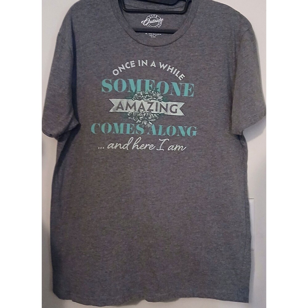 Someone Amazing Comes Along Here I Am Women's Gray Large Graphic Tee